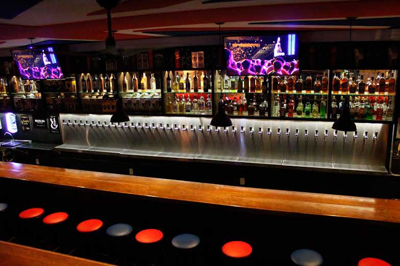 Inspirado em pubs da Inglaterra, bar especializado em sinuca abre em prédio  icônico de Porto Alegre